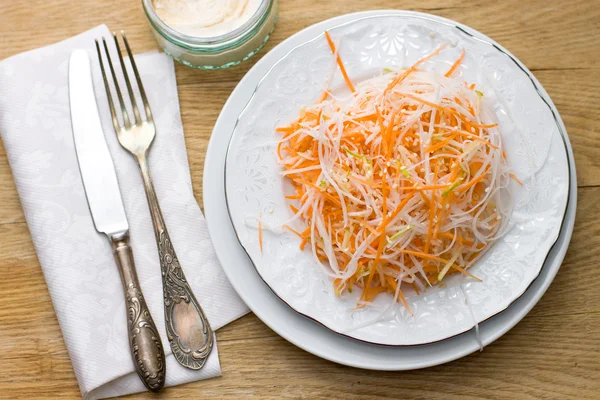 Morot och rädisor sallad med sesamfrön och vit sås — Stockfoto