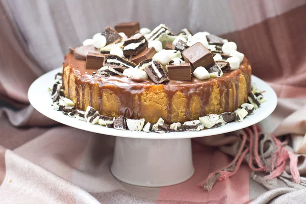 dilim cheesecake ile dekore edilmiş mini marshamallows, çerezler ve çikolata, çikolata ganashe