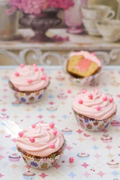 Vanilkový cupcakes s růžovými tvaroh a růžovou polevou. — Stock fotografie