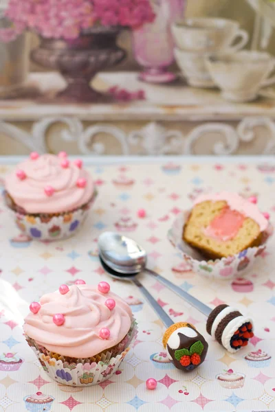 Vanille-Cupcakes mit rosa Quark und rosa Zuckerguss. — Stockfoto