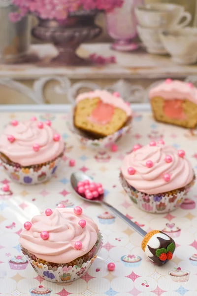 Vanilla cupcakes with pink curd and pink frosting. — Stock Photo, Image