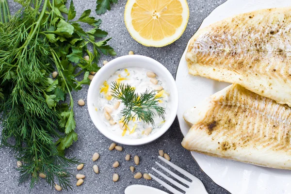 ekşi krema sosu ile limon, maydanoz, rezene ve kavrulmuş balık