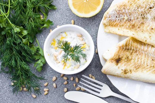 ekşi krema sosu ile limon, maydanoz, rezene ve kavrulmuş balık