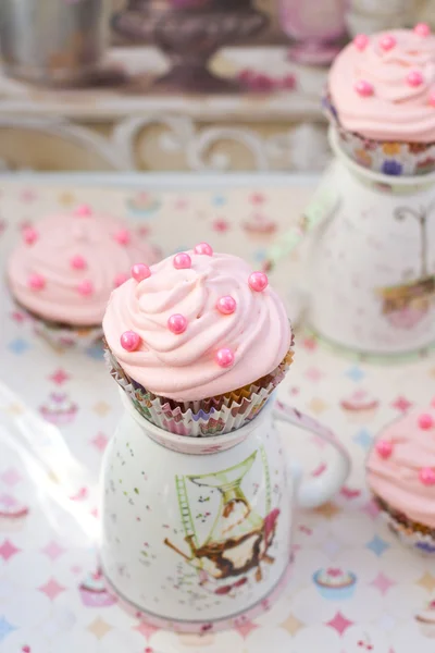 Ванильные кексы с розовым творогом и розовой глазурью . — стоковое фото