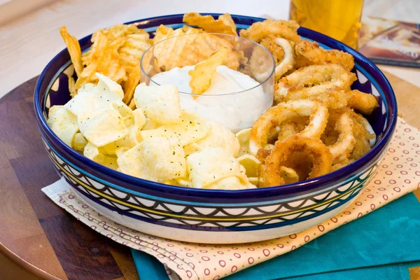 meze tabağı. peynir sosu ile gemi ve kızarmış kalamar halkaları.