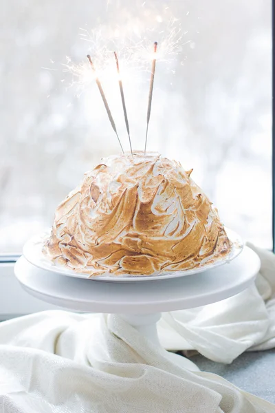 kek hamuru alaska kiraz dondurma ve bengal ışıkları ile pişmiş.