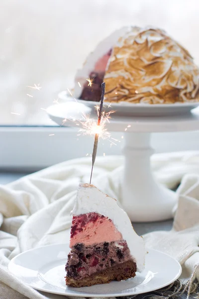 Bakat brownie degen alaska med körsbär glass och bengal ljus. — Stockfoto