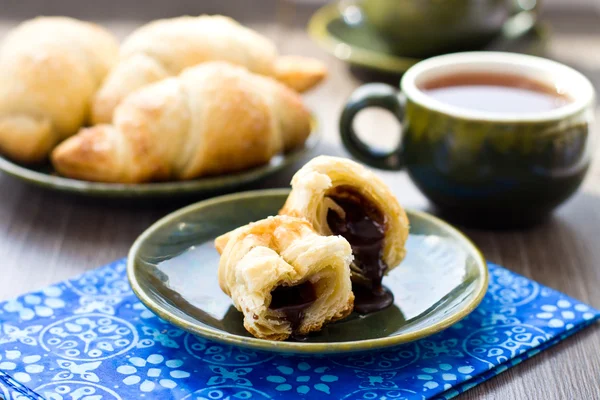 Croissants con relleno de chocolate y taza de té — Foto de Stock