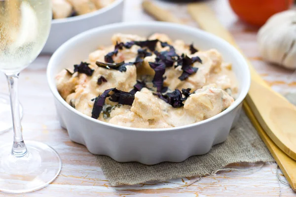 doğranmış tavuk fileto krema sosu, bazil, domates ve beyaz şarap. seçici odak tavuk ile plaka üzerinde.