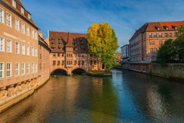 Antik Nurnberg Heilig Geist Spital binası Pegnitz Nehri üzerinde. Pegnitz Nehri üzerindeki köprüden görüntü. Kutsal Ruh Hastanesi. Nuremberg, Almanya.