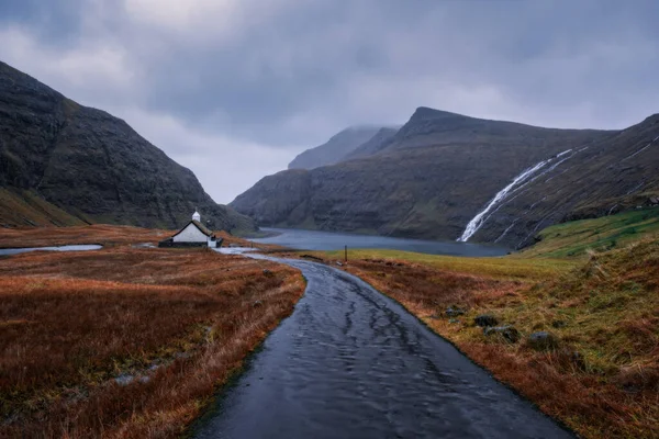 Dramatisk november landskap. Utsikt över Saksun byn med typiska torv-top hus, Färöarna. Fantastisk morgon scen av Streymoy Island, Danmark, Europa. 2021 — Stockfoto