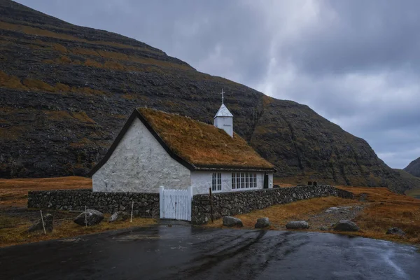 Paisagem dramática de novembro. Vista da igreja Saksun, Ilhas Faroé. Esplêndida cena matinal da ilha Streymoy, Dinamarca, Europa. 2021 — Fotografia de Stock