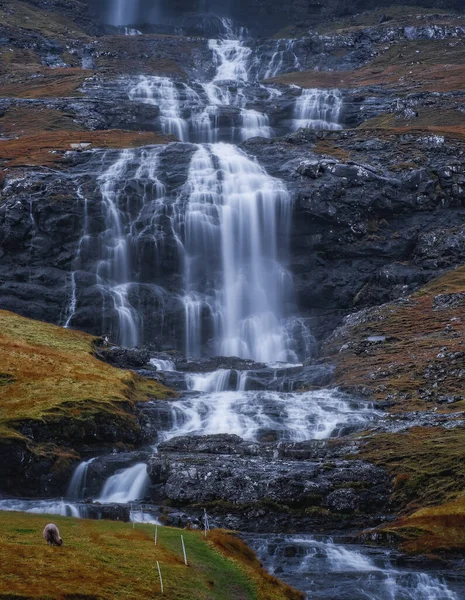 Europa, Färöarna. Utsikt över byn Saksun och vattenfall på ön Streymoy. November 2021 — Stockfoto