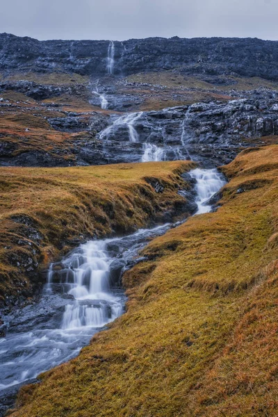 Evropa, Faerské ostrovy. Pohled na vesnici Saksun a vodopády na ostrově Streymoy. Listopad 2021 — Stock fotografie