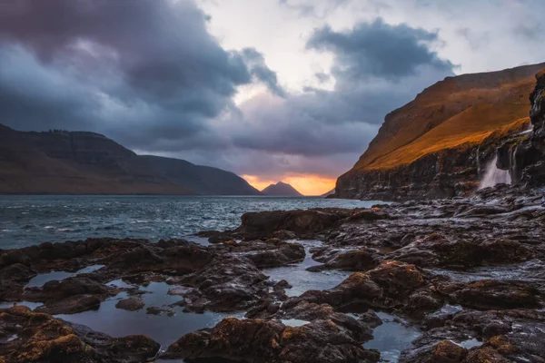 Costa rochosa em um dia nublado. Falésias da ilha Kalsoy. De manhã cedo em Mikladalur, Ilhas Faroé selvagens. novembro de 2021 — Fotografia de Stock