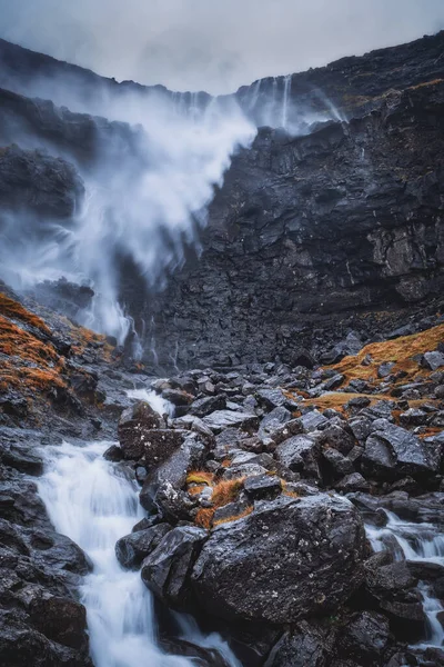 Wasserfall Fossa auf der Insel Bordoy. Dies ist der höchste Wasserfall der Färöer Inseln, der in einer wilden skandinavischen Landschaft liegt. November 2021 — Stockfoto