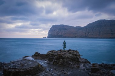 Mikladalur, Faroe Adaları, Kalsoy - Kasım 2021: Kopakonann - selkiler, teriantropi yeteneğine sahip mitolojik varlıklar, derilerini dökerek foktan insana dönüşüyorlar. Danimarka Krallığı