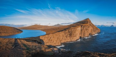 Vagar adasındaki Sorvagsvatn ya da Leitisvatn Gölü. Faroe Adaları. Kasım 2021. Panoramik görünüm