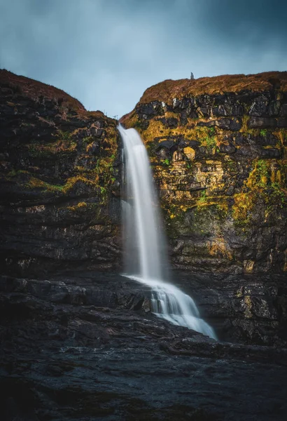 Waterfall in Mikladalur, Kalsoy island in the north-east of the Faroe Islands at sunrise. November 2021, long exposure picture — Stock Photo, Image