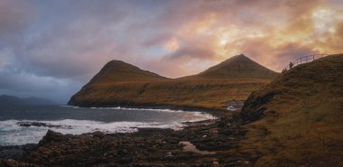 Gjogv, Faroe Adaları. Danimarka, Kuzey Avrupa 'daki Eysturoy Adası' ndaki Gjogv köyünün panoramik manzarası. Kasım 2021
