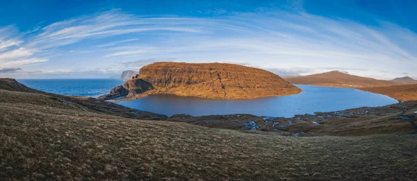 ヴァガール島のソルヴァグスヴァトン湖 Sorvagsvatn またはレイティスヴァトン湖 フェロー諸島 2021年11月 パノラマビュー — ストック写真