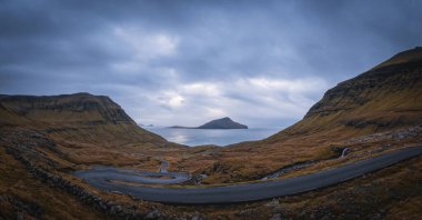 Faroe Adaları, Danimarka, Avrupa 'da bahar aylarında Faroe köyü Nordradalur' a doğru yılanlardan görülen Koltur sonbahar adasına bakın. Kasım 2021. Panoramik görünüm