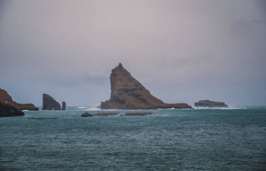 Bour ve Gasadalur arasındaki manzaralı yoldan Drangarnir manzarası. Dramatik manzara, Kasım 2021