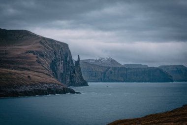 Vagar adasındaki Cadı Parmağı Trollkonfingur 'un profil görüntüsü. Kasım 2021