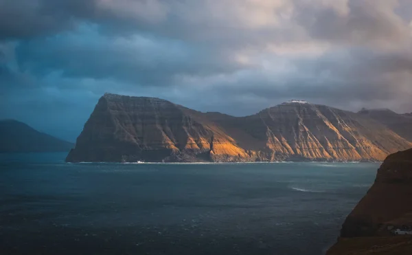 Hermosa Vista Del Kallur Las Islas Feroe Sus Enormes Acantilados — Foto de Stock