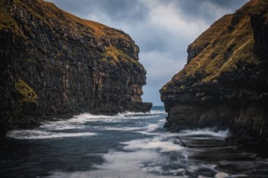 Faroe Adaları 'ndaki Gjogv köyündeki tarihi liman. Kasım 2021
