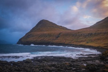 Gjogv, Faroe Adaları. Danimarka, Kuzey Avrupa 'daki Eysturoy Adası' ndaki Gjogv köyünün panoramik manzarası. Kasım 2021