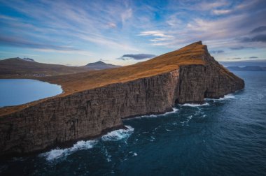 Vagar adasındaki Sorvagsvatn ya da Leitisvatn Gölü. Faroe Adaları. Kasım 2021.