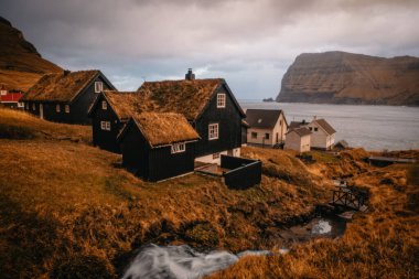 Mikladalur 'da gün doğumu, Kalsoy Adası - Faroe Adaları. Kasım 2021