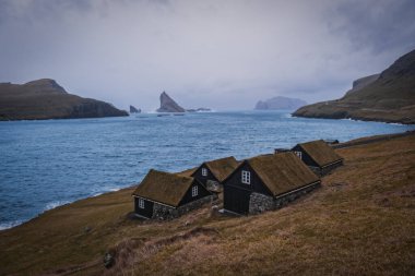 Bour ve Gasadalur arasındaki manzaralı yoldan Drangarnir manzarası. Dramatik manzara, Kasım 2021