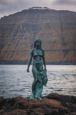 Mikladalur, Faroe Adaları, Kalsoy - Kasım 2021: Kopakonann - selkiler, teriantropi yeteneğine sahip mitolojik varlıklar, derilerini dökerek foktan insana dönüşüyorlar. Danimarka Krallığı. Avrupa