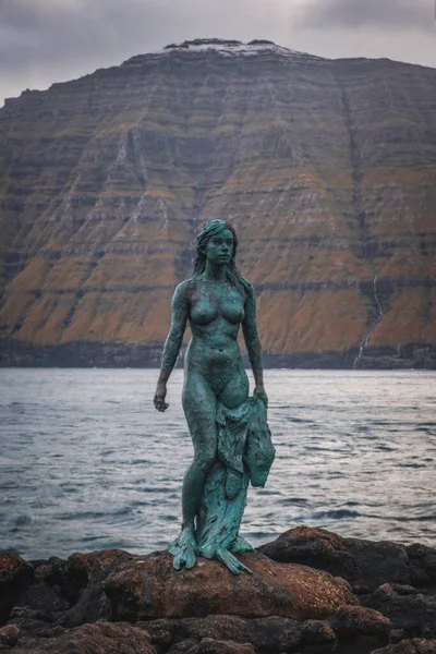 Mikladalur, Faroe Adaları, Kalsoy - Kasım 2021: Kopakonann - selkiler, teriantropi yeteneğine sahip mitolojik varlıklar, derilerini dökerek foktan insana dönüşüyorlar. Danimarka Krallığı. Avrupa