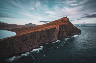 Vagar adasındaki Sorvagsvatn ya da Leitisvatn Gölü. Faroe Adaları. Kasım 2021.