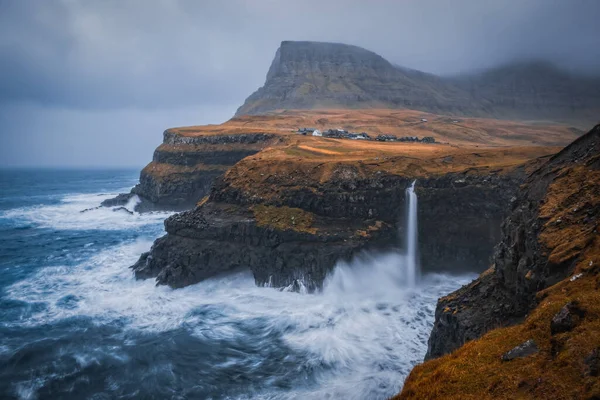 Dramatisch Uitzicht Mulafossur Waterval Met Gasadalur Dorp Achtergrond Vagar Eiland — Stockfoto