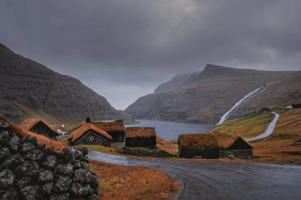 Dramatik Kasım Manzarası Faroe Adaları Ndaki Tipik Çim Çatılı Evleri — Stok fotoğraf