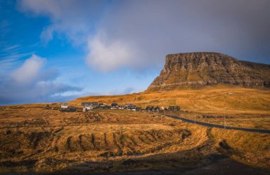Vagar Adası 'ndaki Gasadalur manzarası. Bir tepenin yamacında küçük bir köy. Gasadalur, Faroe Adaları. Kasım 2021