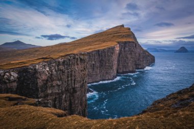 Vagar adasında Sorvagsvatn ya da Leitisvatn Gölü yakınlarında gün batımı. Faroe Adaları. Kasım 2021. Panoramik resim