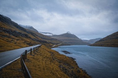 Faroe Adaları, Eysturoy Adası Vesturdalsa yakınlarındaki Elduvik civarında. Dramatik hava, Kasım 2021
