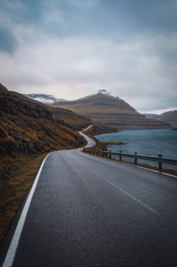 Faroe Adaları, Eysturoy Adası Vesturdalsa yakınlarındaki Elduvik civarında. Dramatik hava, Kasım 2021