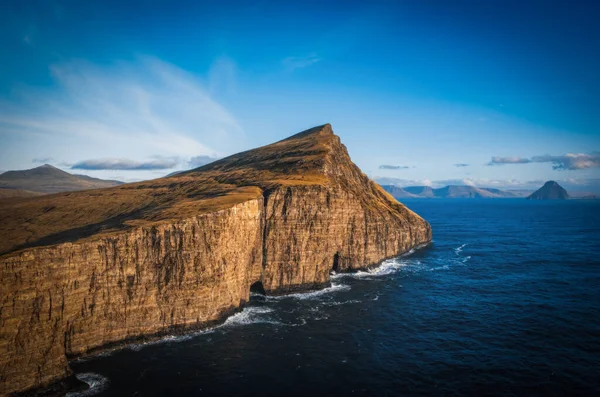 Faroe Adaları Traelanipa Kölelerin Kaya Uçurumu Okyanusun Üzerinde Sorvagsvatn Gölü — Stok fotoğraf