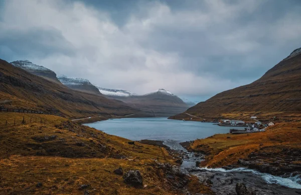 Panoramautsikt Över Fjorden Funningsfjordur Med Dramatisk Molnig Himmel Och Snötäckta — Stockfoto