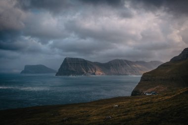 Faroe Adaları 'ndaki Kallur' un güzel manzarası ve muazzam uçurumları, uçurumları ve okyanus manzarası. Kasım 2021