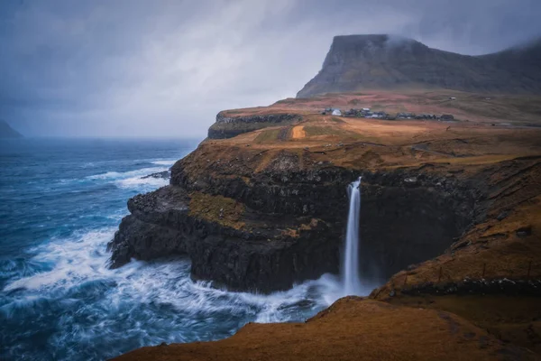 Dramatyczny Widok Wodospad Mulafossur Gasadalur Wsi Tle Wyspa Vagar Wyspy — Zdjęcie stockowe