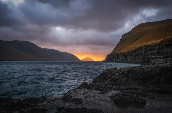 Sulla Costa Rocciosa Una Giornata Nuvolosa Scogliere Dell Isola Kalsoy — Foto Stock