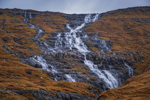 萨苏那达鲁山谷的瀑布位于法罗群岛的斯特里莫伊 2021年11月 — 图库照片
