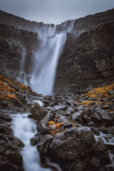 ボルドイ島のフォッサの滝 これは野生のスカンディナヴィアの景色に位置するフェロー諸島で最も高い滝です 2021年11月 — ストック写真